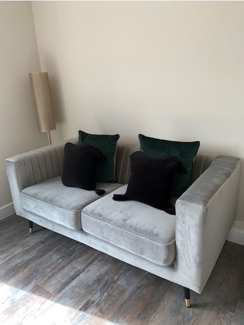 Szara sofa Slender w salonie Lauren Johnson