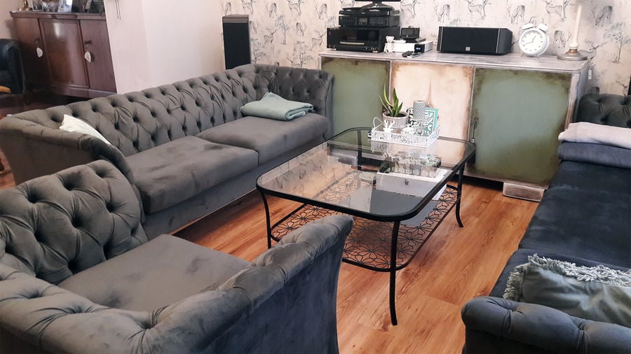 Chesterfield-Sofa in Graphit in einem zeitlosen Interieur