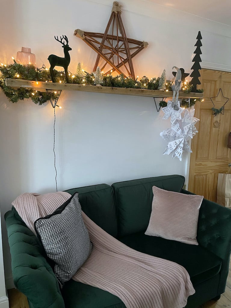 Dunkelgrüne Sofas Gala mit Steppung an den Seiten in einem festlichen Arrangement