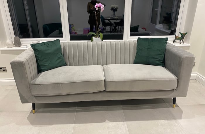 Szara sofa Slender