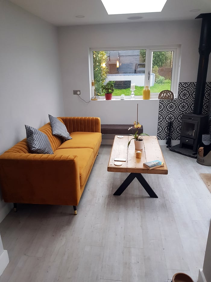Sofa trzyosobowa Slender w kolorze musztardowym