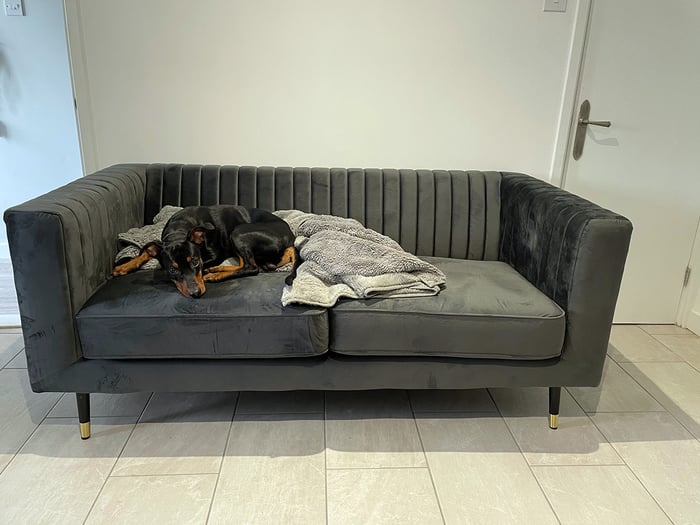 Welurowa sofa Slender w ciemnym kolorze