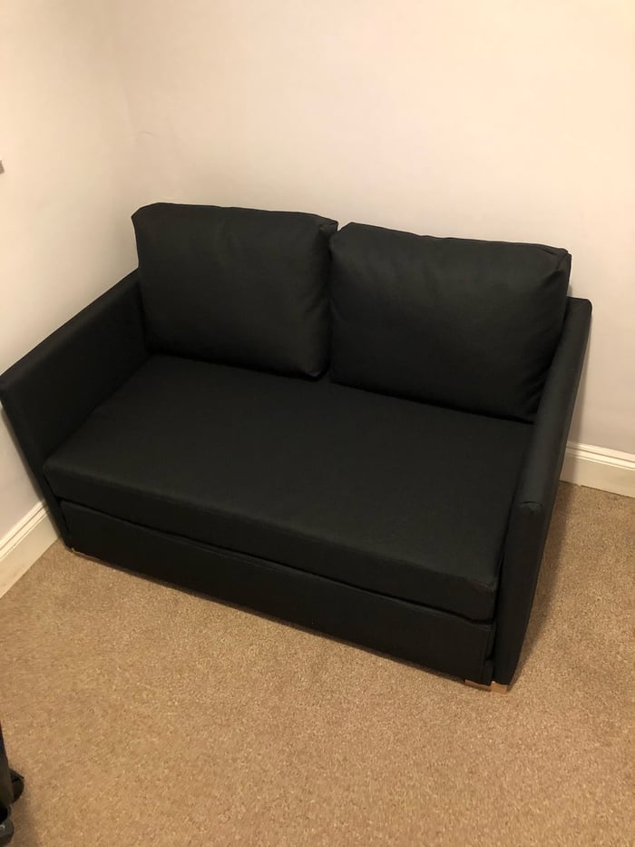 Czarna sofa z funkcją spania Tulip
