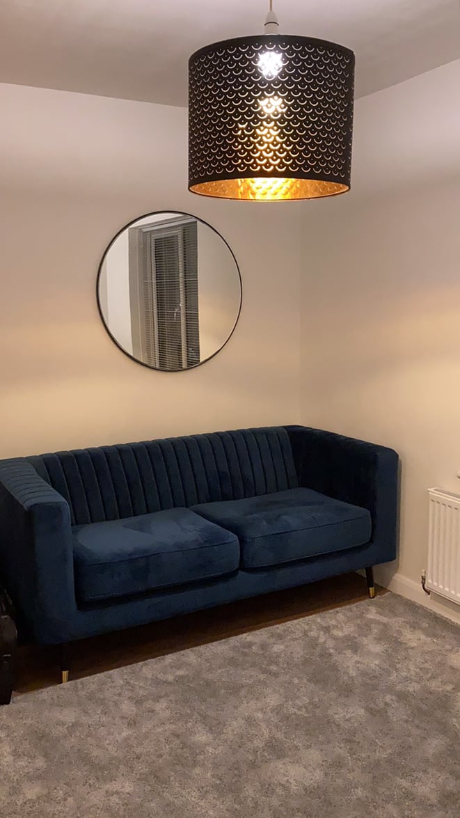 Granatowa sofa Slender od Ilony