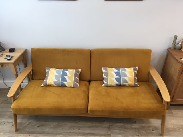 Trzyosobowa sofa na drewnianej ramie Demure, kolor musztardowy