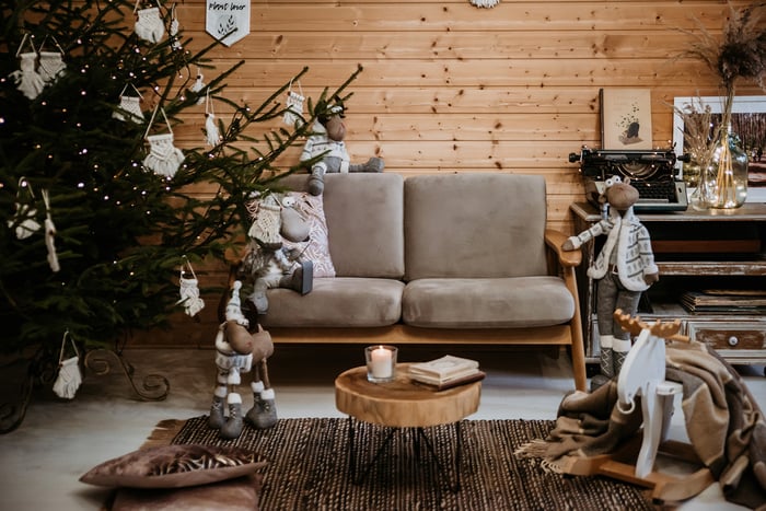 Szara sofa na drewnianej ramie Demure