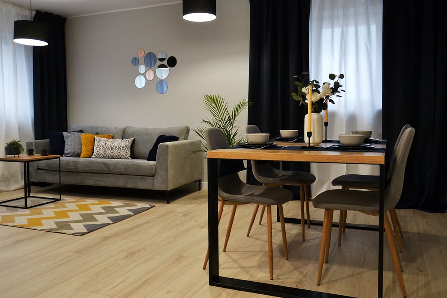 Graues 2,5-Sitzer-Sofa Gosena auf schwarzen Beinen