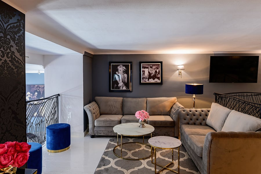 Sofa gris avec accotoirs capitonnés Gala