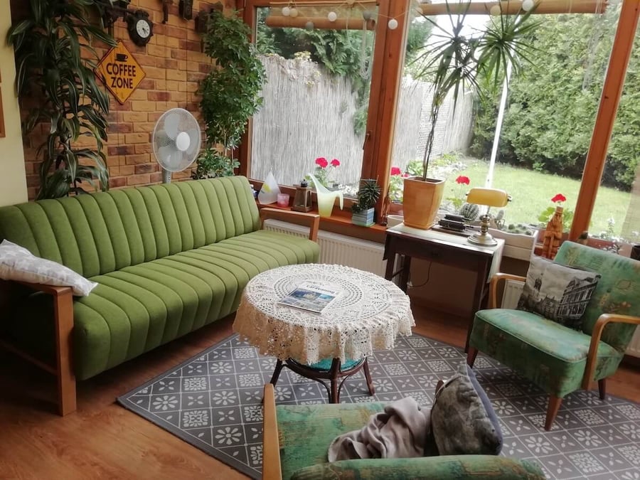 Zielona sofa retro Cooper w altance