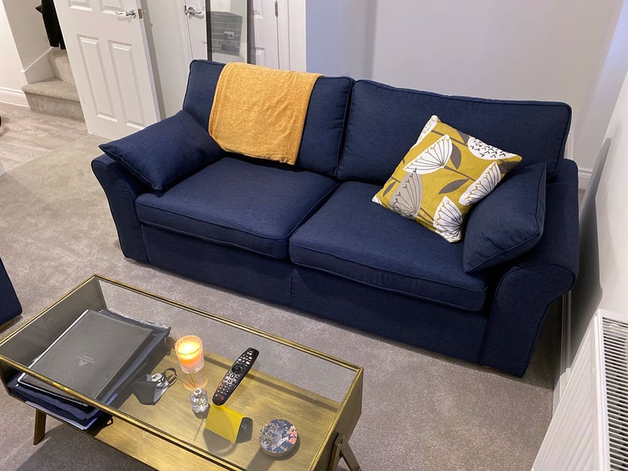 Le canapé et le fauteuil Icon bleu de Rodney 1