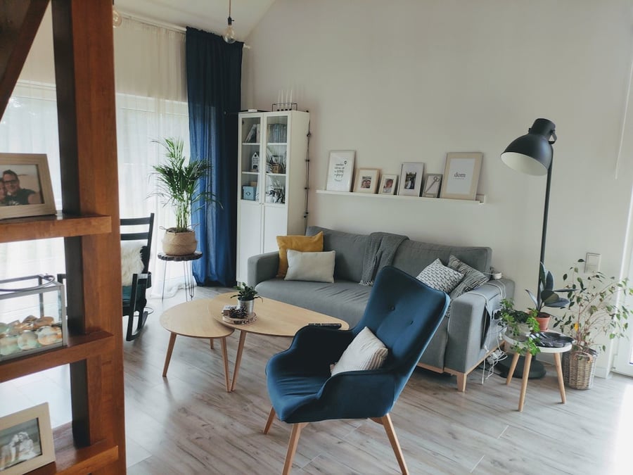Fauteuil à oreilles bleu foncé Ducon dans salon