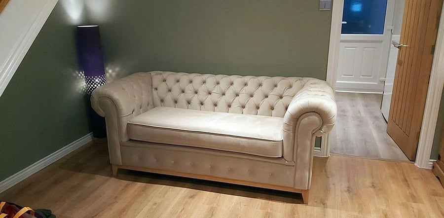 Beżowa sofa Chesterfield Grand od Ellie