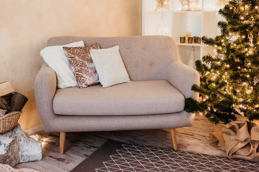 Szara sofa retro dla dwóch osób Revive